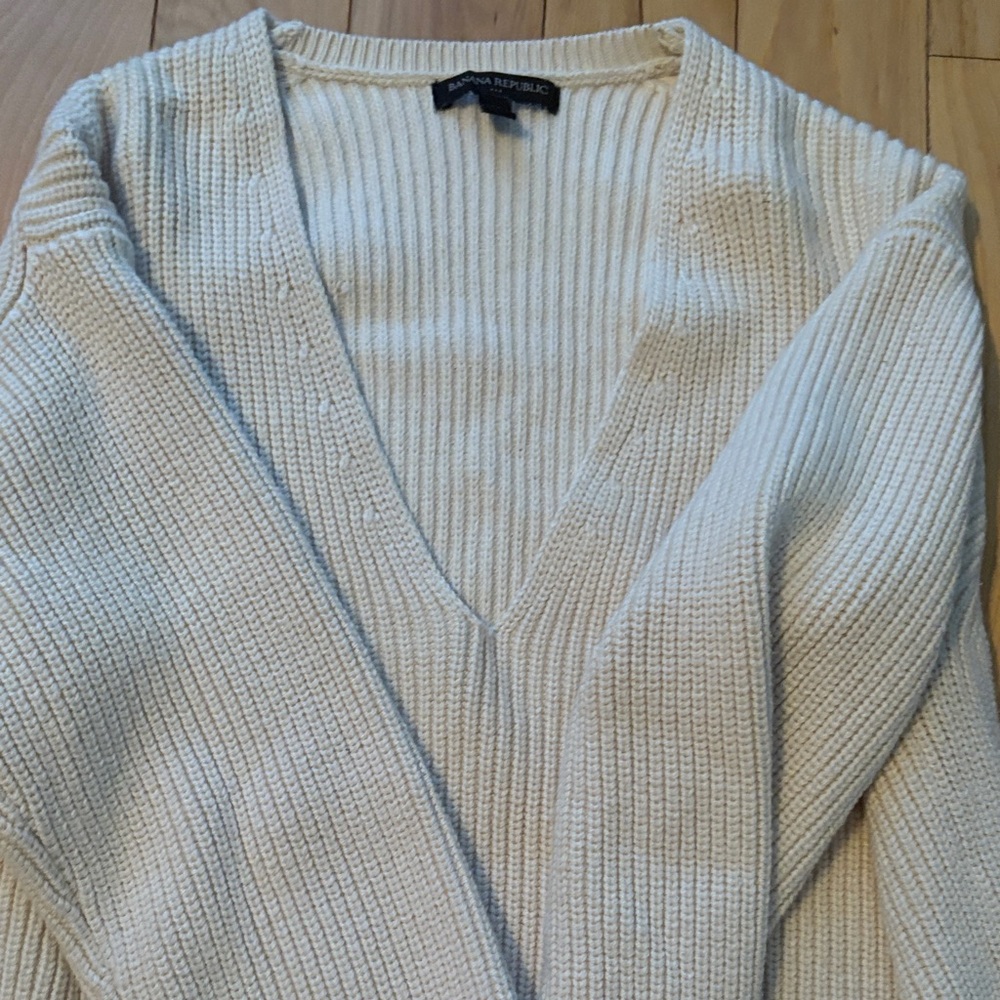 Banana Republic Women's V-Neck Sweater in Cream